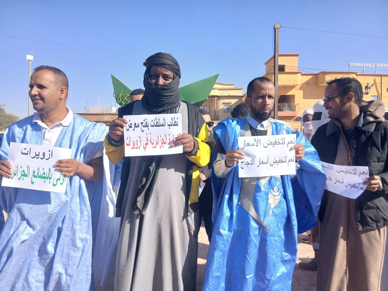 وقفة احتجاجية بالزويرات للمطالبة بخفض الأسعار ومنع المضاربات