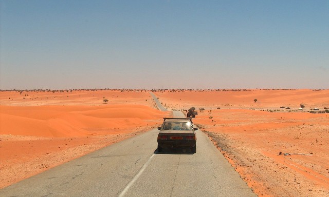 الحكومة تقرر ترميم 50 كلم على طريق الأمل