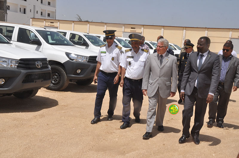 اسبانيا تدعم موريتانيا بسيارات وجهاز يكشف الوثائق المزورة
