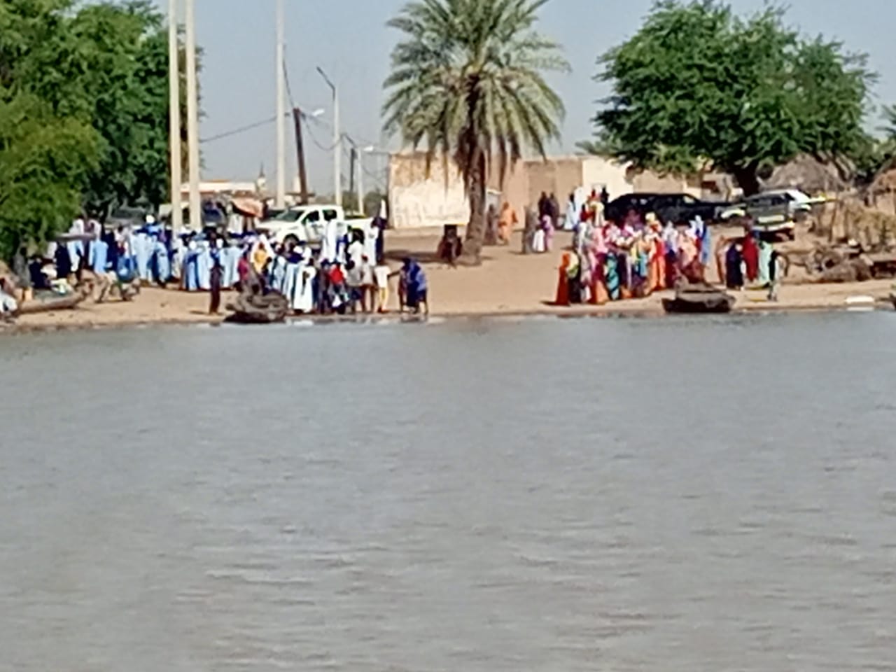 وقفة احتجاجية للمطالبة ببناء جسر بين ضفتي بحيرة كنكوصة