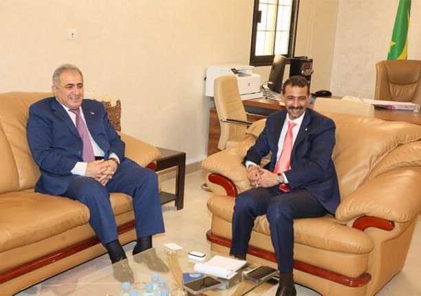 وزير الثقافة يجري مباحثات مع سفير فلسطين