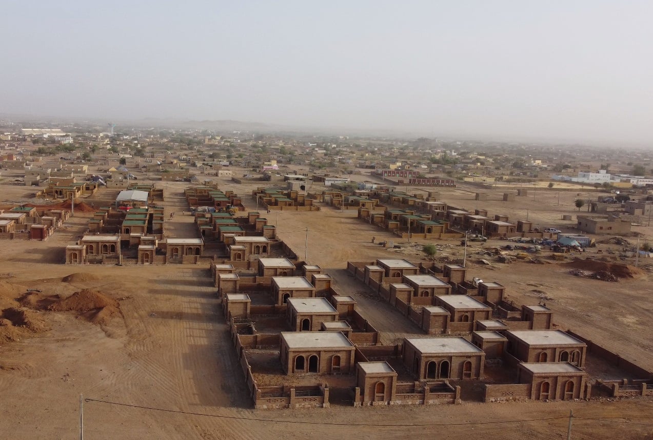 الإسكان تعلن اكتمال مشروع بالمواد المحلية والوزير يدافع عنه