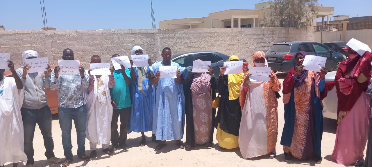 احتجاجات لمواطنين أمام المنطقة الحرة رفضا لحرق النفايات