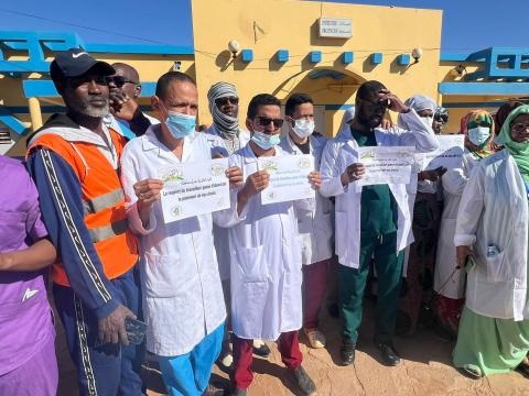 عمال مستشفى الزويرات يحتجون ويتوقفون جزئيا عن العمل