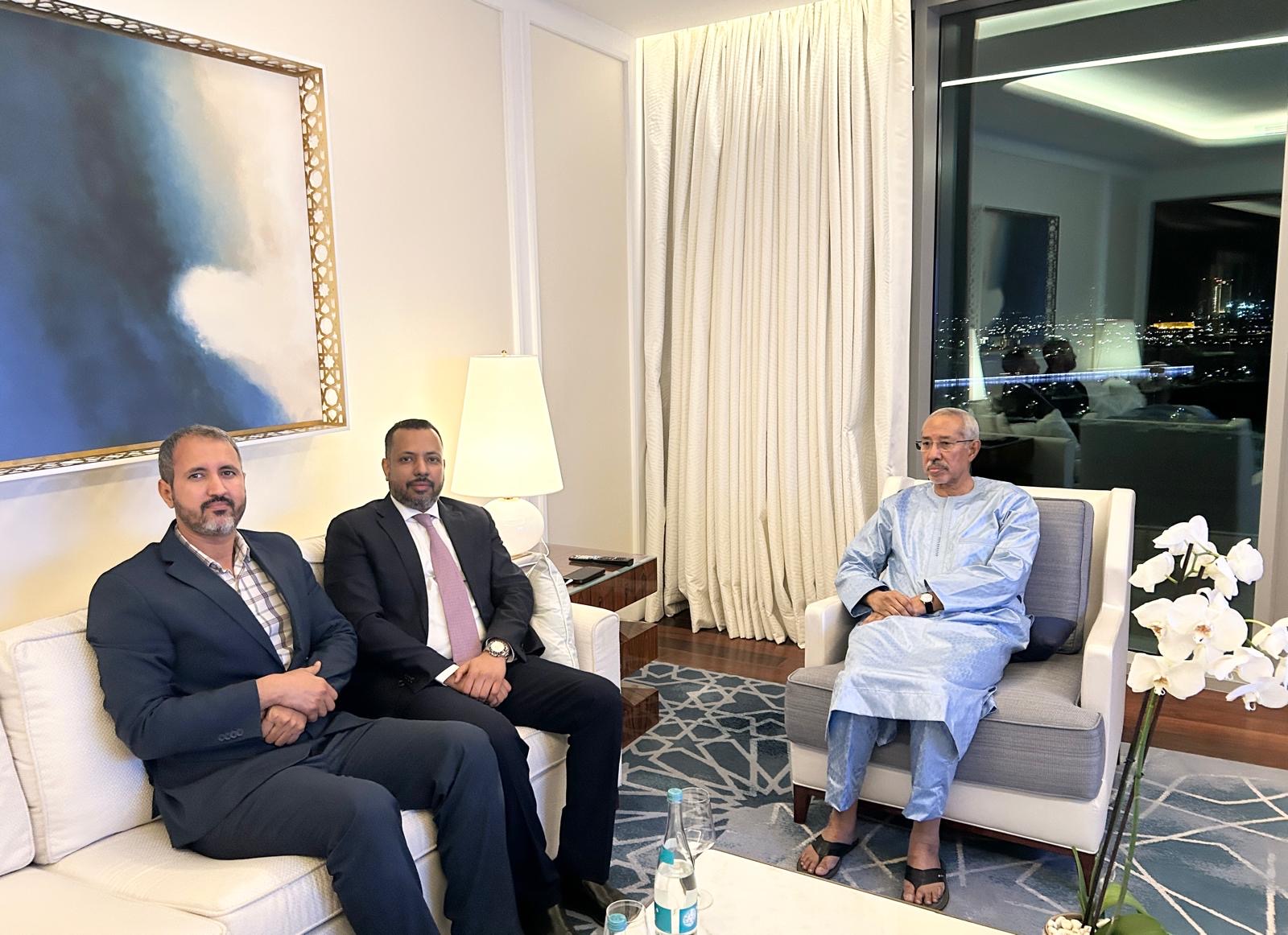 وفد من جالية موريتانيا بقطر يستعرض مطالبها أمام وزير الدفاع