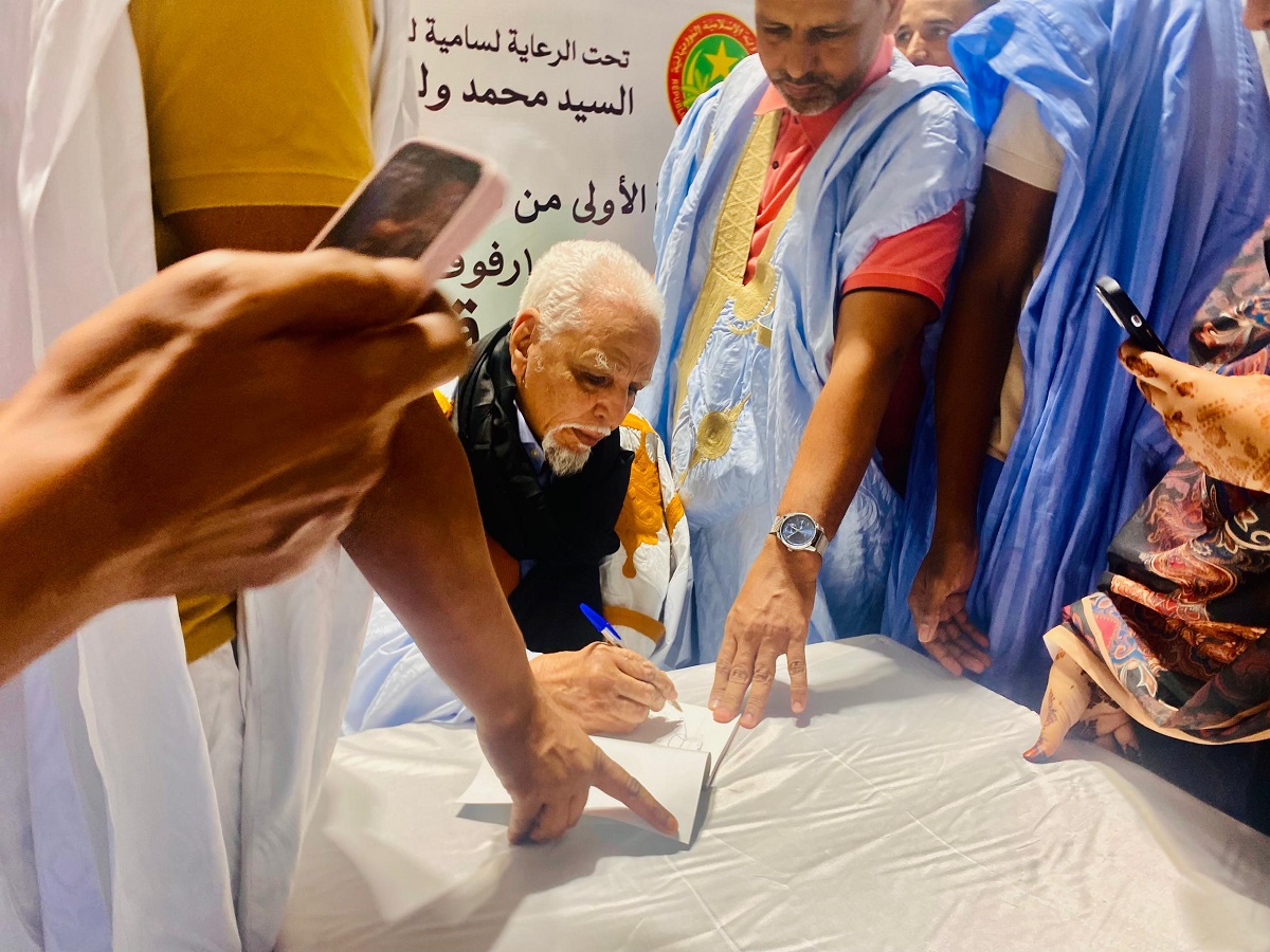 ولد سيدي بادي يوقع نسخا من مذكراته في معرض الكتاب بنواكشوط
