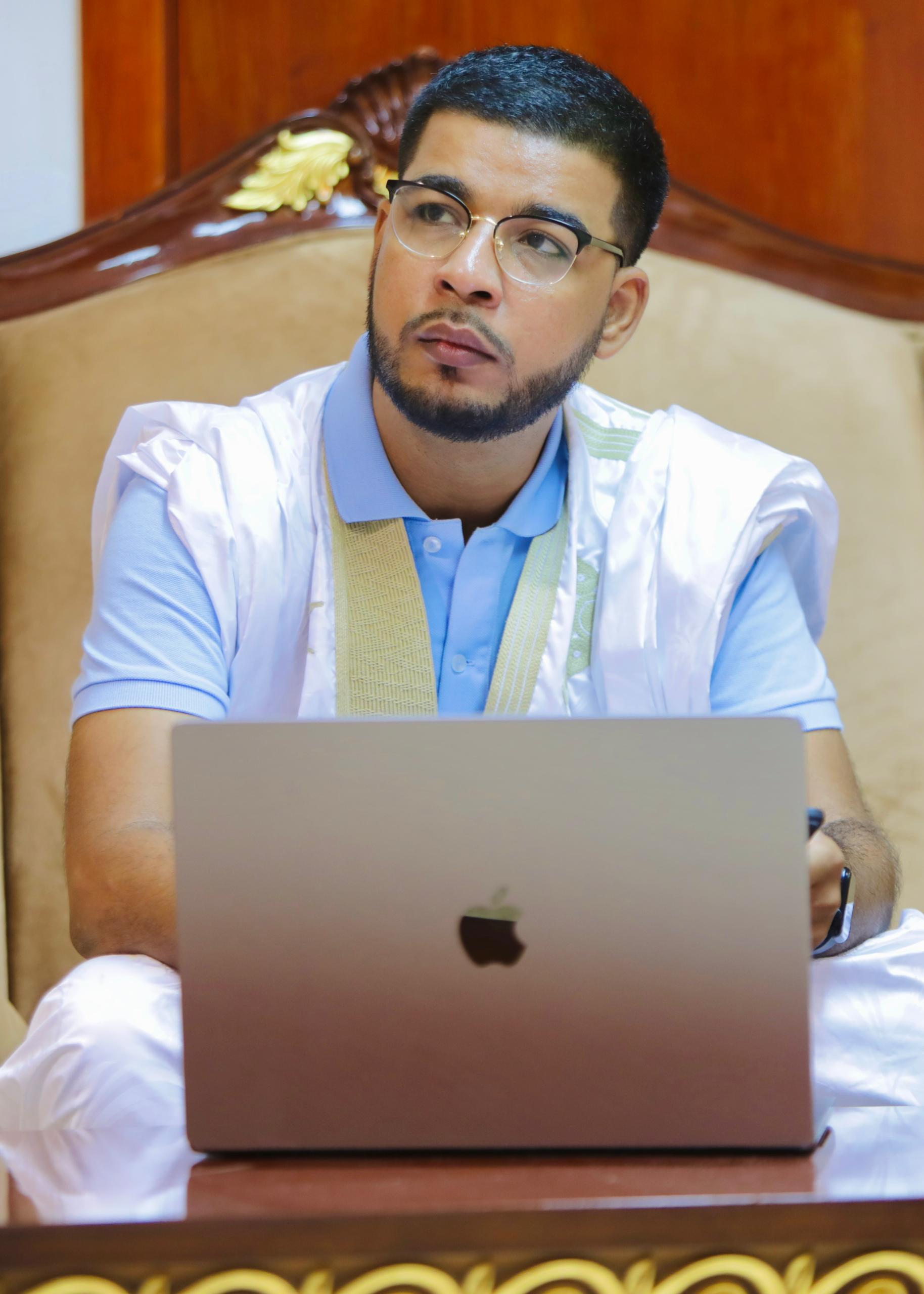 أَنَّاتُ ولد مكلوم في والده!