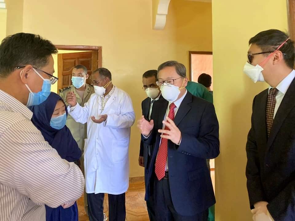 سفير الصين يزور 7 صينين محجوزين بنواكشوط ويطالب بتحسين ظروف الحجز