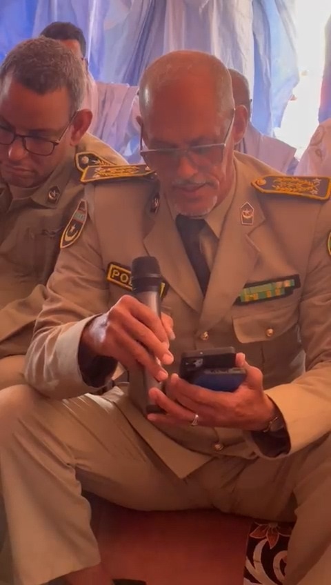 مسؤول أمني بزيه الرسمي يقدم تعزية بمضامين قبلية صريحة