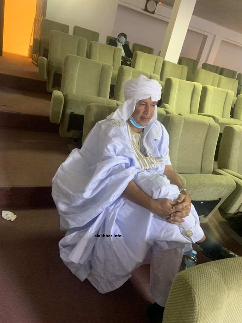 رجل أعمال في قاعة الجمهور بالبرلمان أثناء نقاش ميزانية 2022