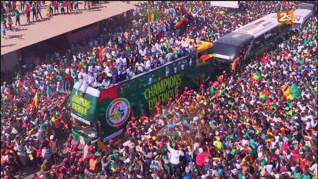 السنغال: استقبال شعبي ورسمي لأسود التيرانغا بعد تتويجهم بكأس إفريقيا بالمغرب