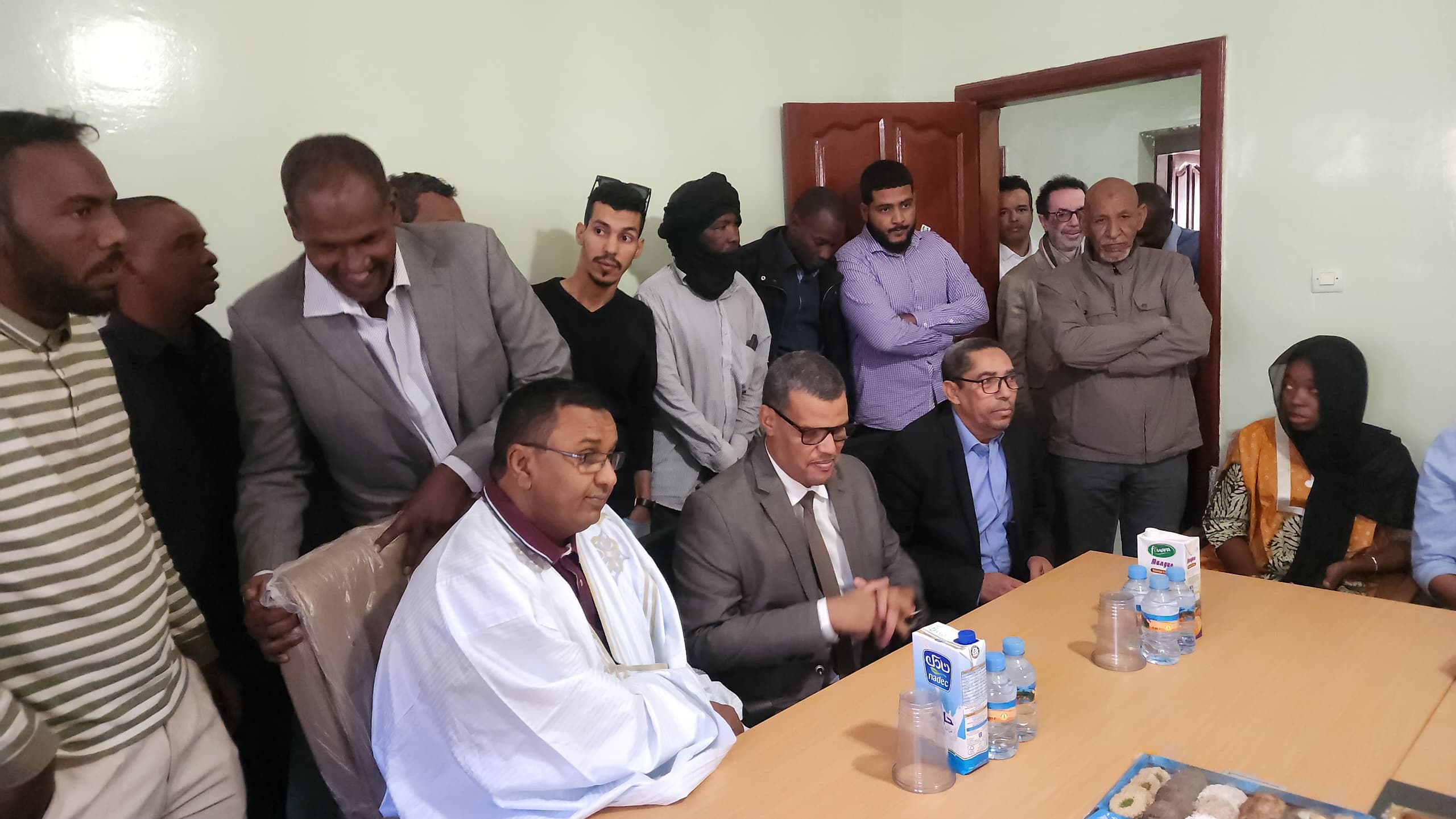 عمال "مؤسسة المواد المحلية" ينظمون حفلا لتوديع مديرها السابق