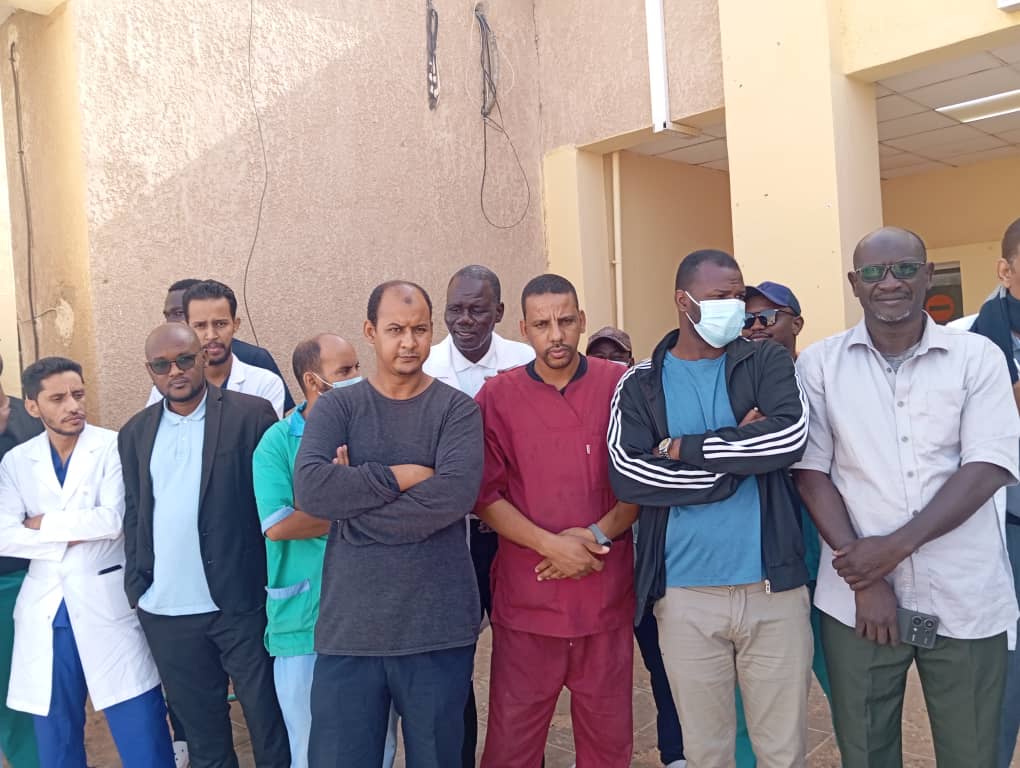 عمال مستشفى نواذيبو يتظاهرون طلبا لصرف علاوة التشجيع