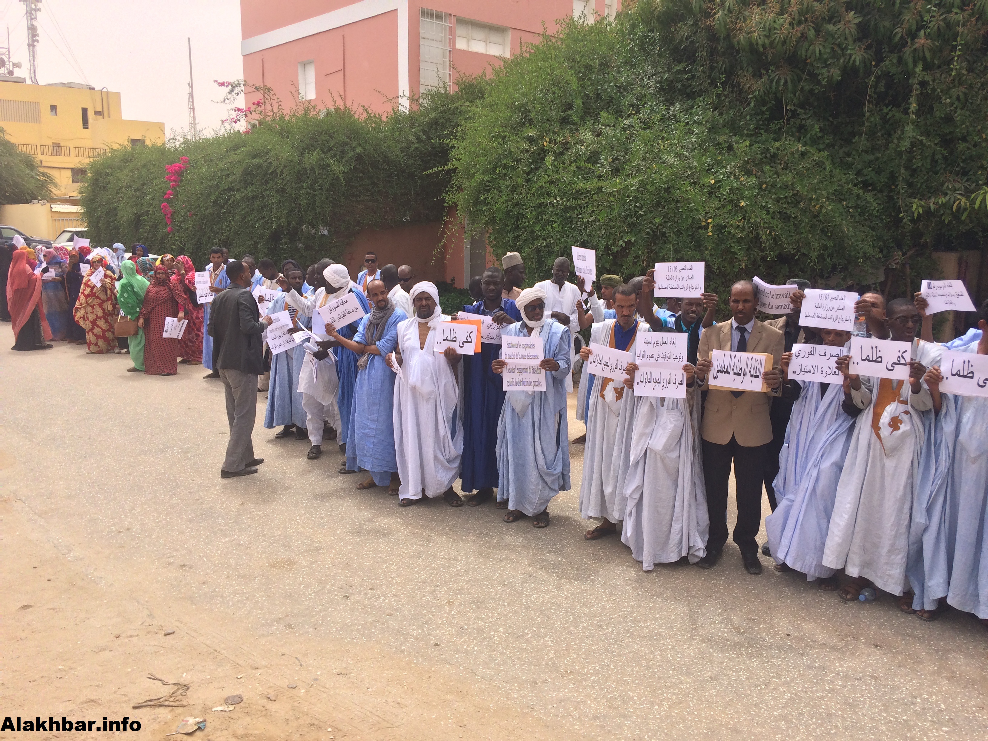 النقابة الوطنية للمعلمين تحتج أمام وزارة التهذيب (فيديو)