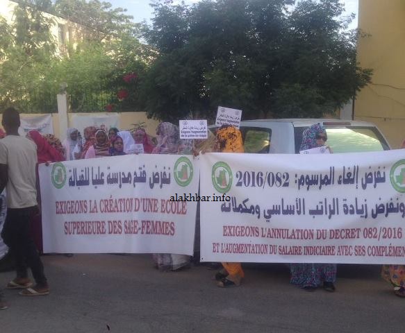 اتحاد القابلات يعلن نتائج لقاء وزير الصحة ويوقف احتجاجاته