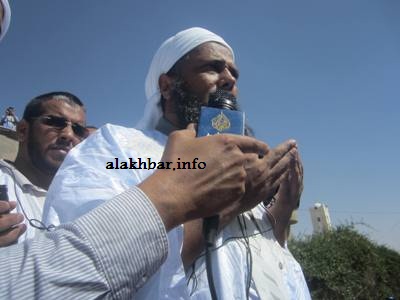 الشيخ الددو يؤدي صلاة الغائب قرب الكعبة على مراسل الجزيرة