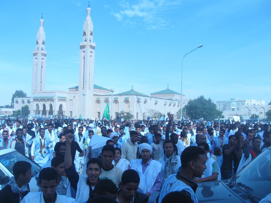 الشرطة تقتحم المسجد السعودي والجرحى يتجاوزون الخمسين